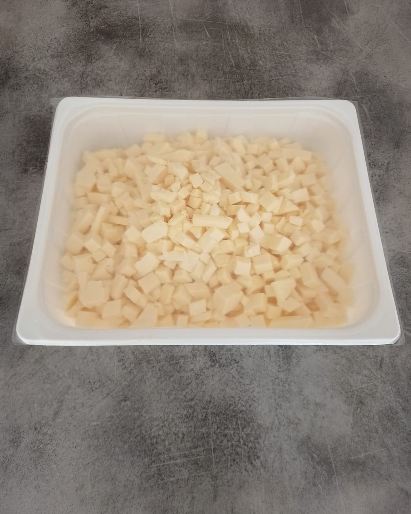 Mozzarella Pizza tärnad 2,5kg, förpackad i plasttråg i modifierad atmosfär (MAP)